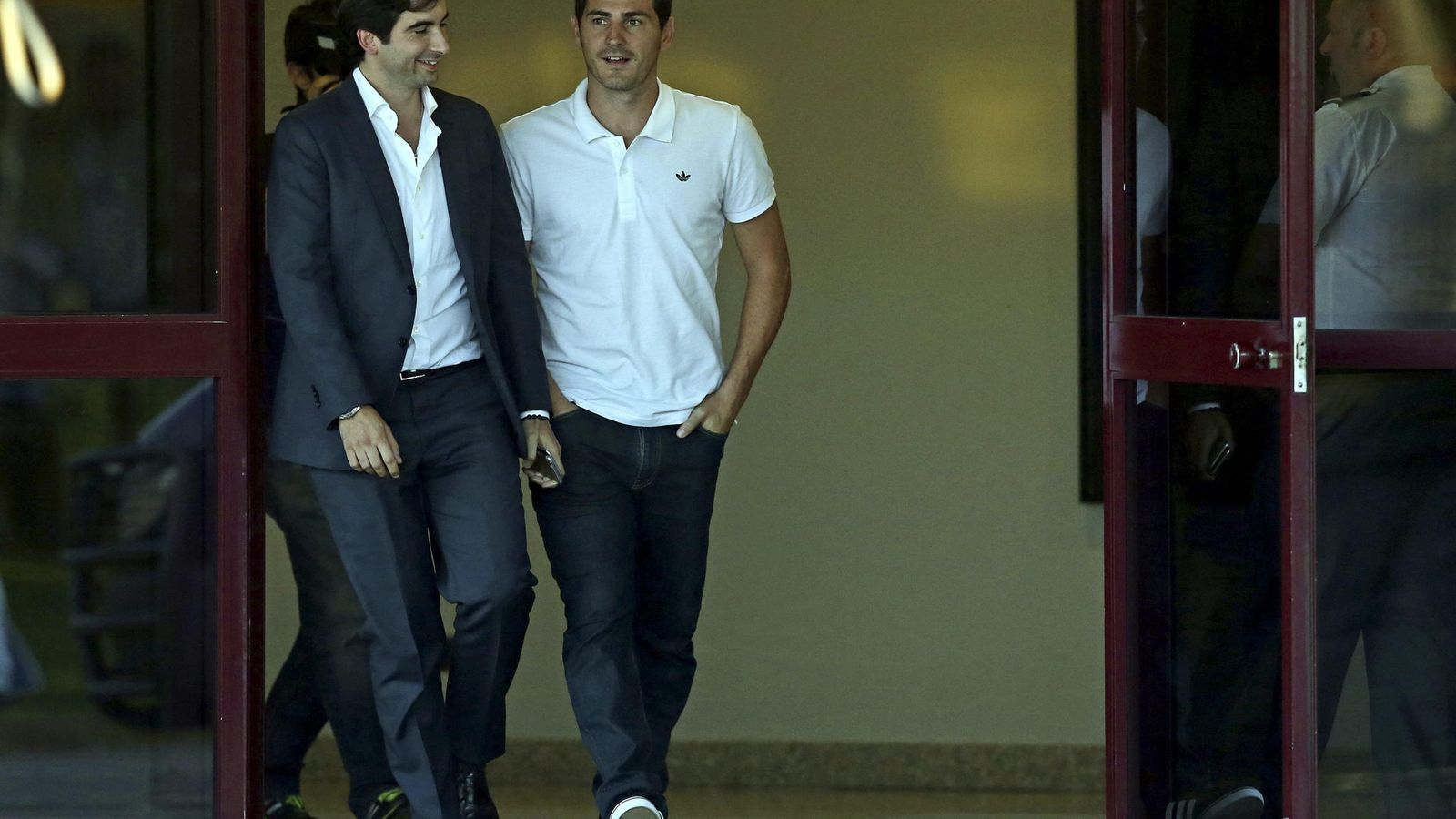 Foto: Casillas a su llegada a Oporto (Efe).