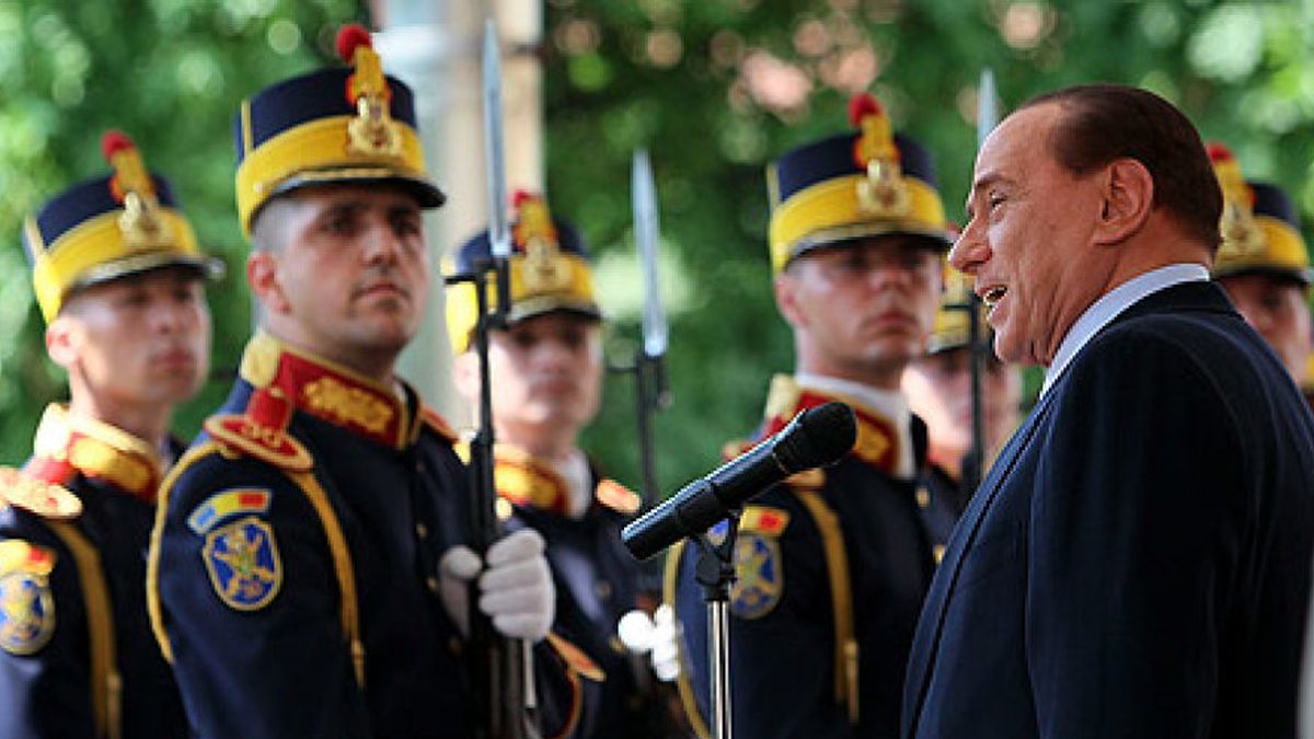 Berlusconi pierde su bastión de Milán y su Gobierno se queda al borde del abismo