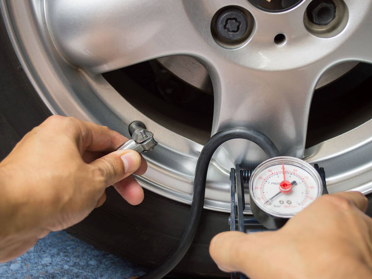 Foto: Para comprobar la presión del neumático, se recomienda hacer uso de un manómetro. (AMDA) 