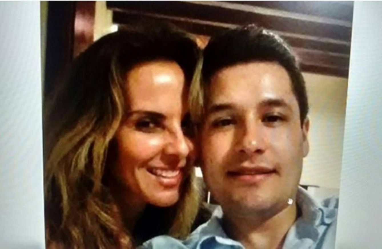 Iván Archivaldo Guzmán junto a Kate del Castillo, en una foto aparentemente real recuperada en el lugar del secuestro. (Blog del Narco)