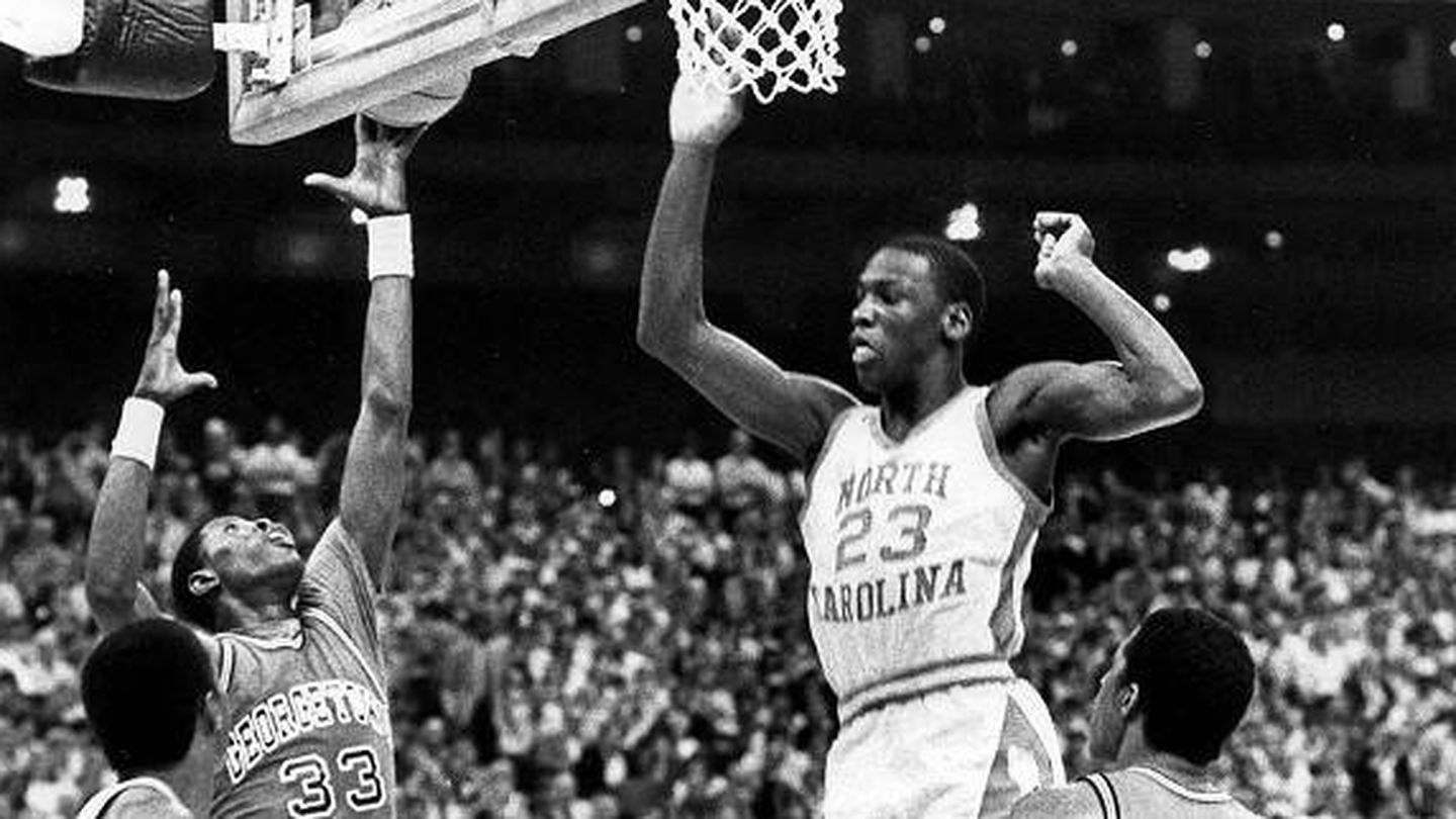 Michael Jordan y Patrick Ewing, dos Hall of Fame en la NBA, jugando en la NCAA.