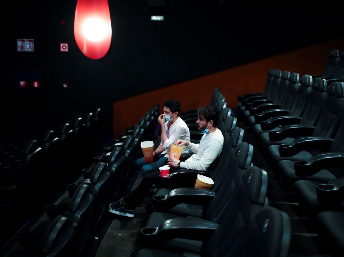 Foto: Dos espectadores toman asiento en una sala de los Cines Yelmo del centro comercial Islazul. (EFE)