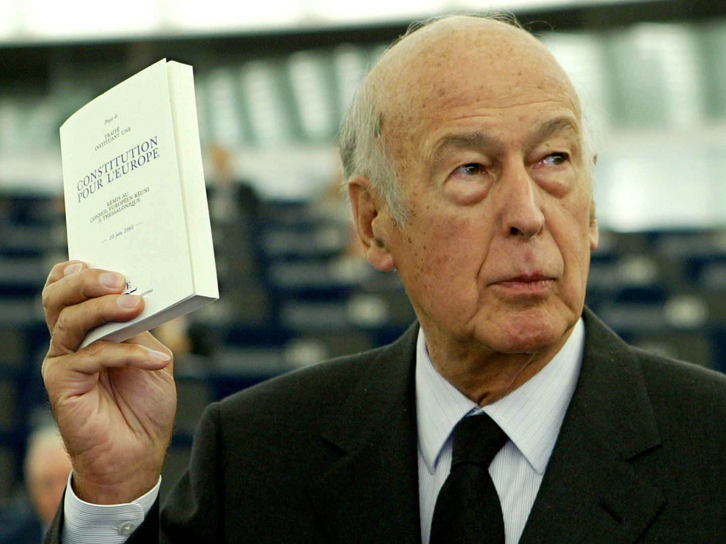 Giscard d'Estaing presentando la constitución europea ante la Eurocámara. (Reuters)