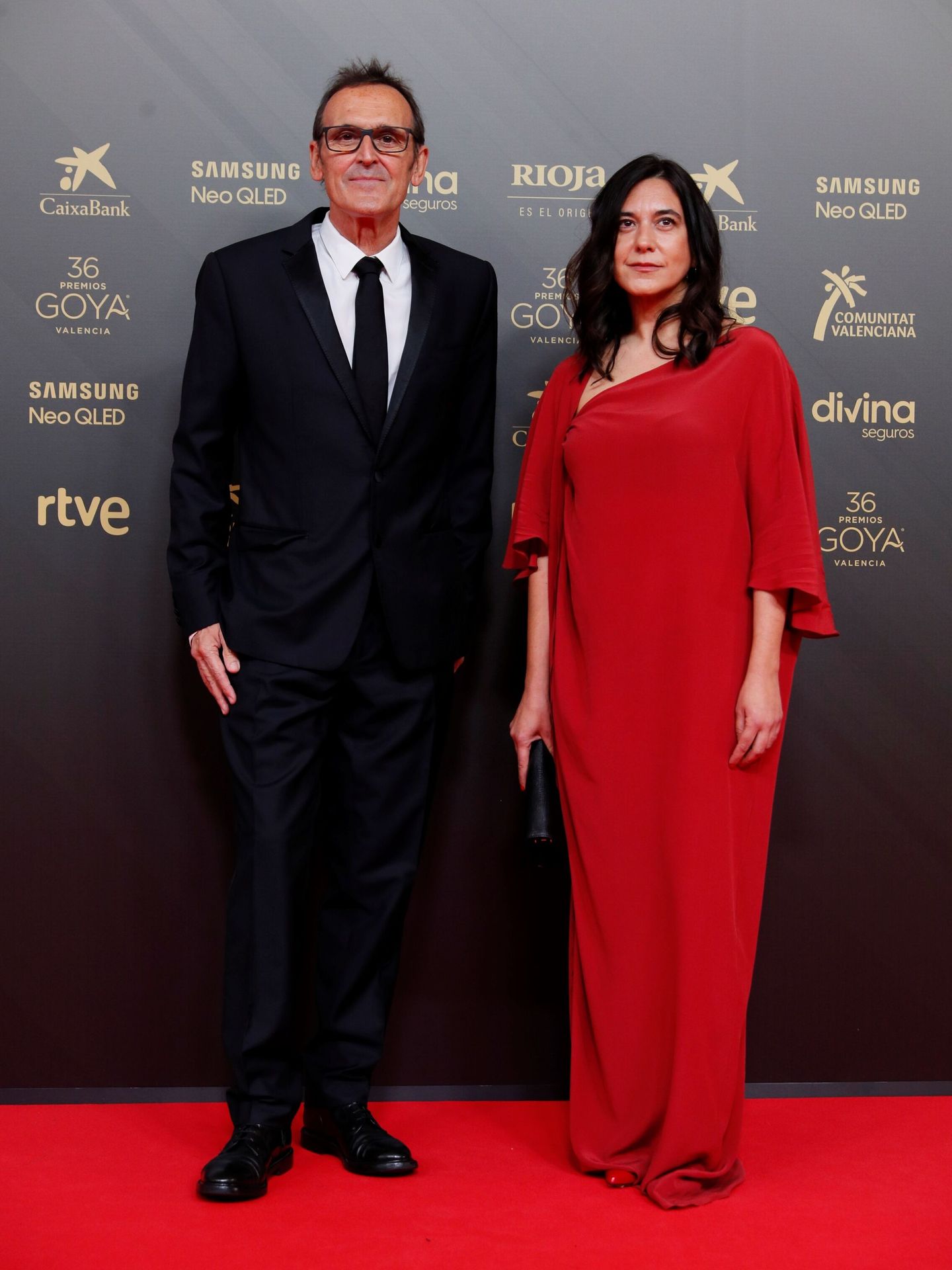 El músico Alberto Iglesias y su pareja posan en la alfombra roja durante la 36ª edición de los Premios Goya. (EFE/Biel Aliño). 