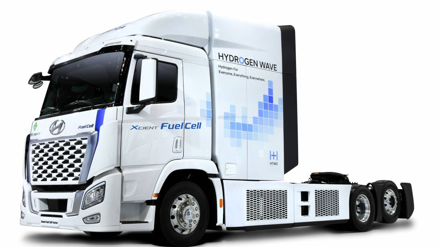 A partir de los camiones Xcient Fuell Cell, operativos desde el pasado año, Hyundai ha creado una cabeza tractora el transporte de gran tonelaje con hidrógeno. Debutará en 2023.