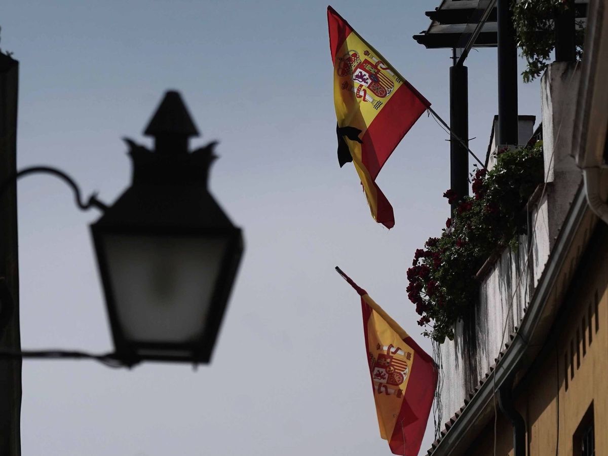 Foto: Banderas de España en balcones (Efe)