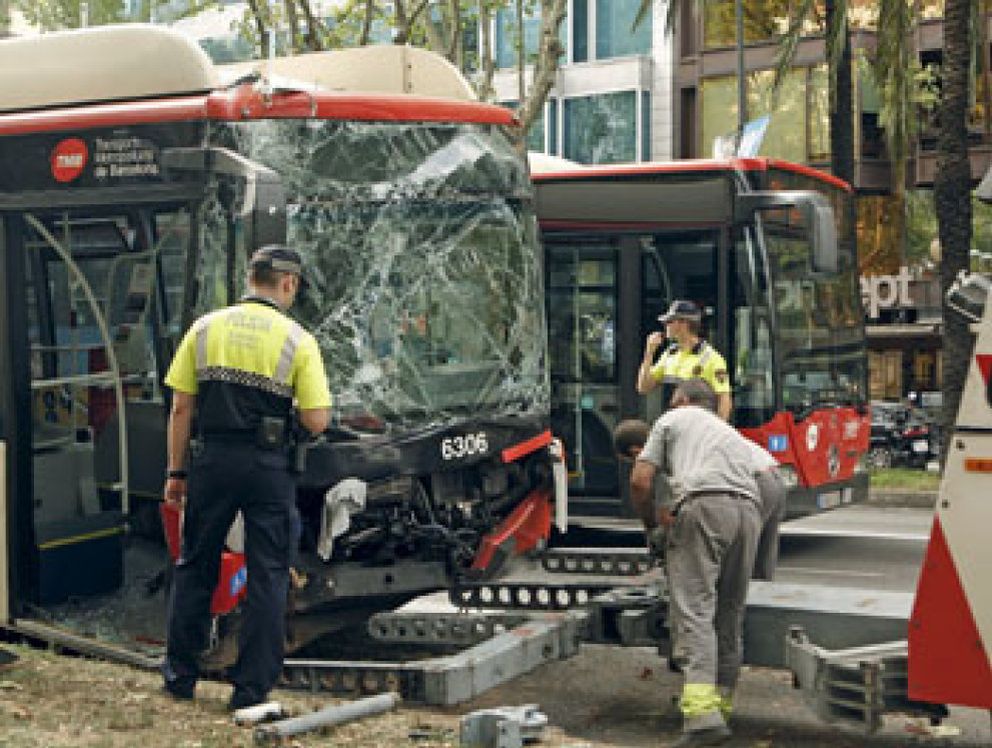 Foto: Cerca de treinta heridos al chocar un autobús, un turismo y un taxi en Barcelona