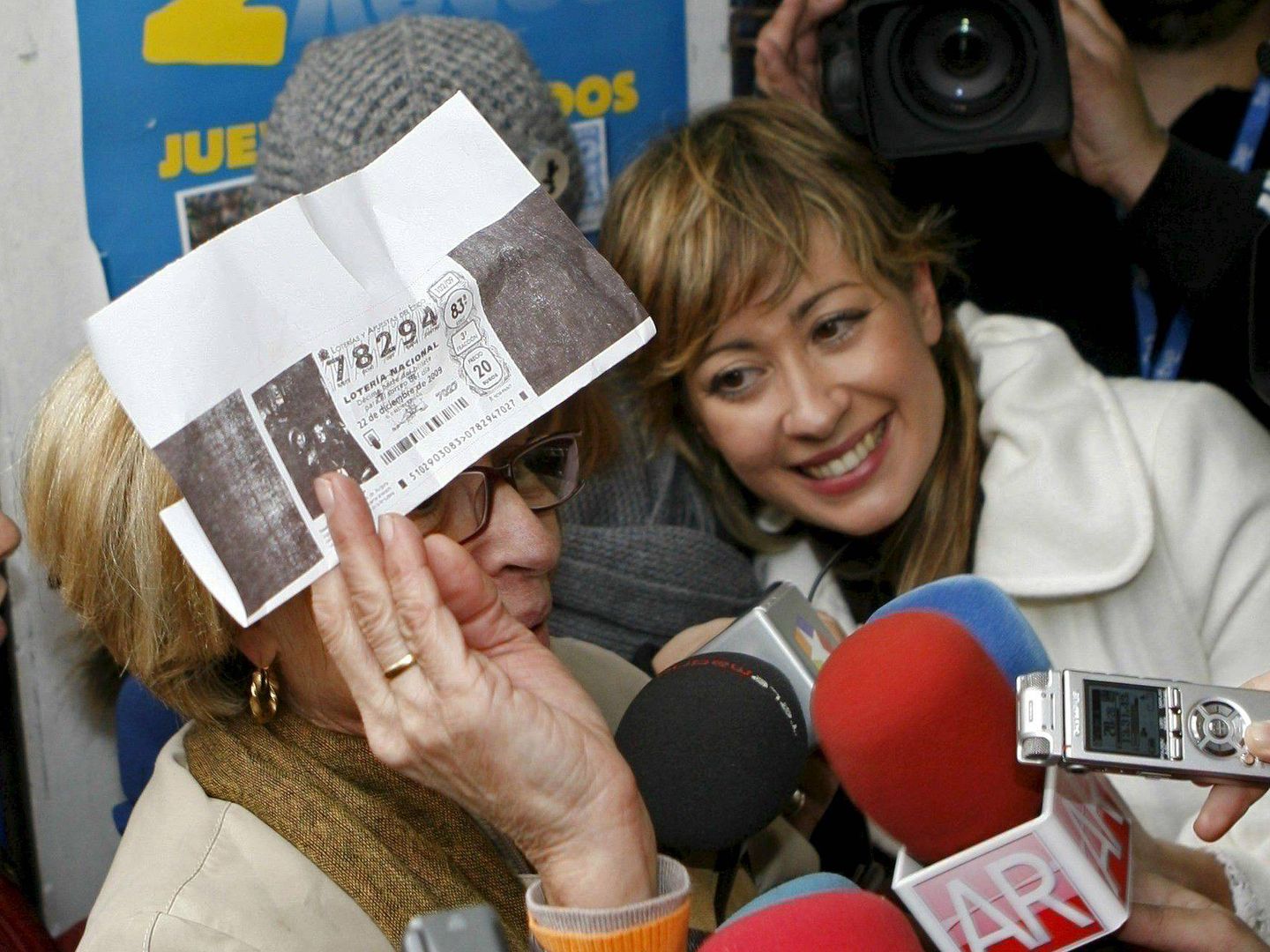 Una mujer muestra una fotocopia de su décimo premiado con el 'Gordo' en 2009. (EFE)