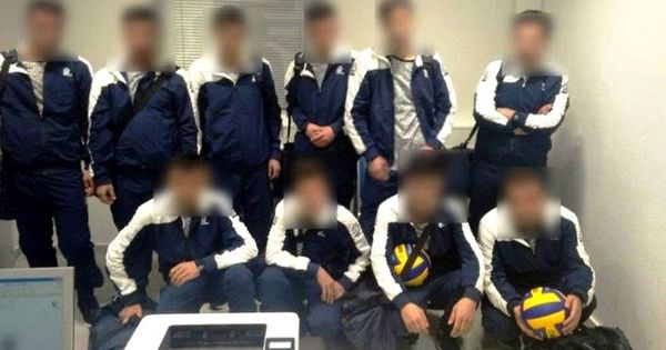 Foto: Los diez jóvenes vestían igual, con chándal y bolsas de deporte idénticas (Foto: Policía Grecia)