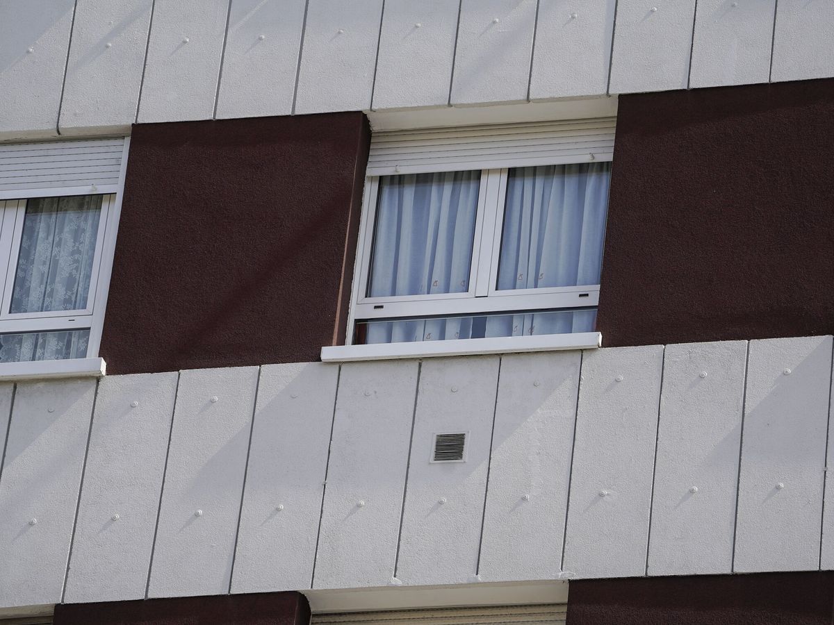 Foto: La ventana del edificio de Avilés donde ocurrieron los hechos. (EFE/Paco Paredes)