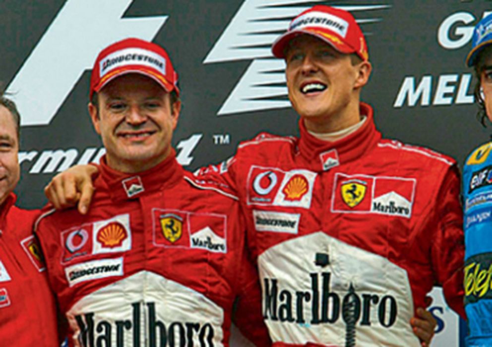 Foto: Jean Todt, Barrichelo, Schumacher y Fernando Alonso en el podio de Australia.
