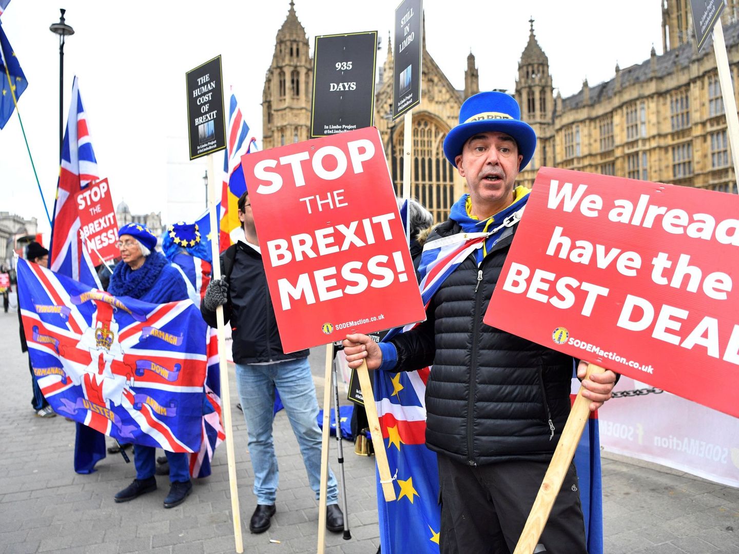 Manifestantes protestan contra el Brexit frente al Parlamento británico en Londres. (EFE)