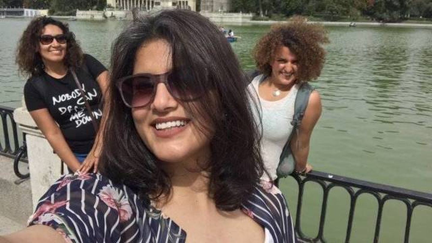La activista saudí Loujain Al-Hathloul, en el Retiro (Madrid), con dos amigas en 2017.
