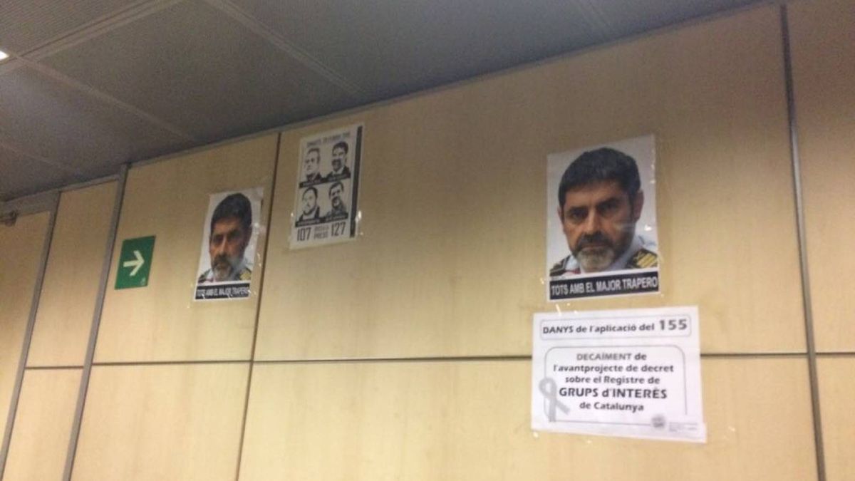 Fotos de Trapero y contra el 155 'presiden' el departamento de Interior en Barcelona