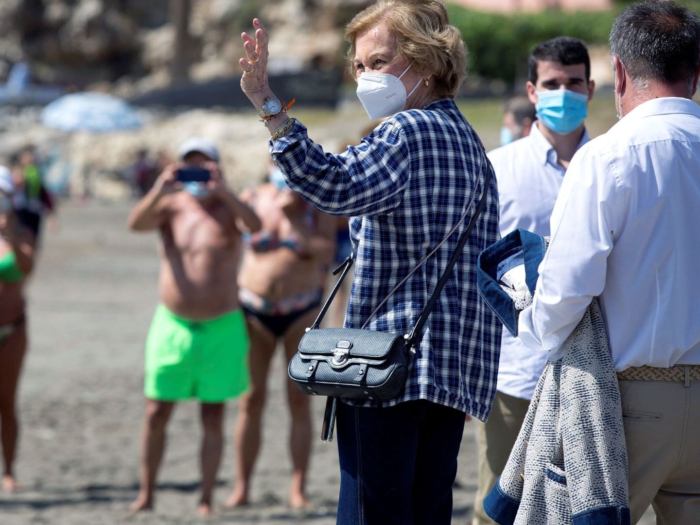 La reina Sofía haciendo limpieza en una playa de Málaga. (EFE)