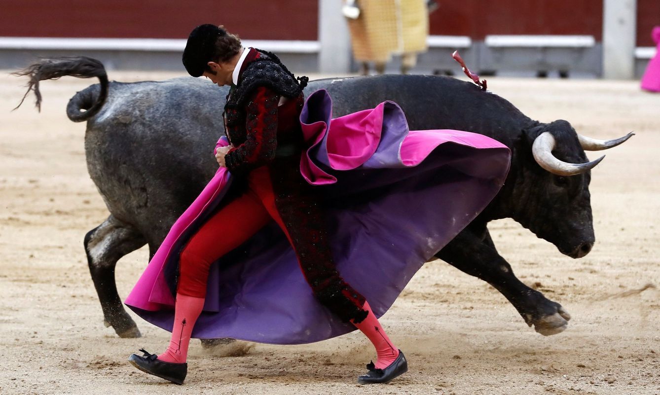 El diestro Fernando Robleño da un pase a su segundo toro. (EFE)