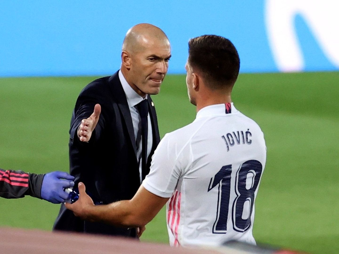 Zidane choca la mano de Jovic. (Efe)