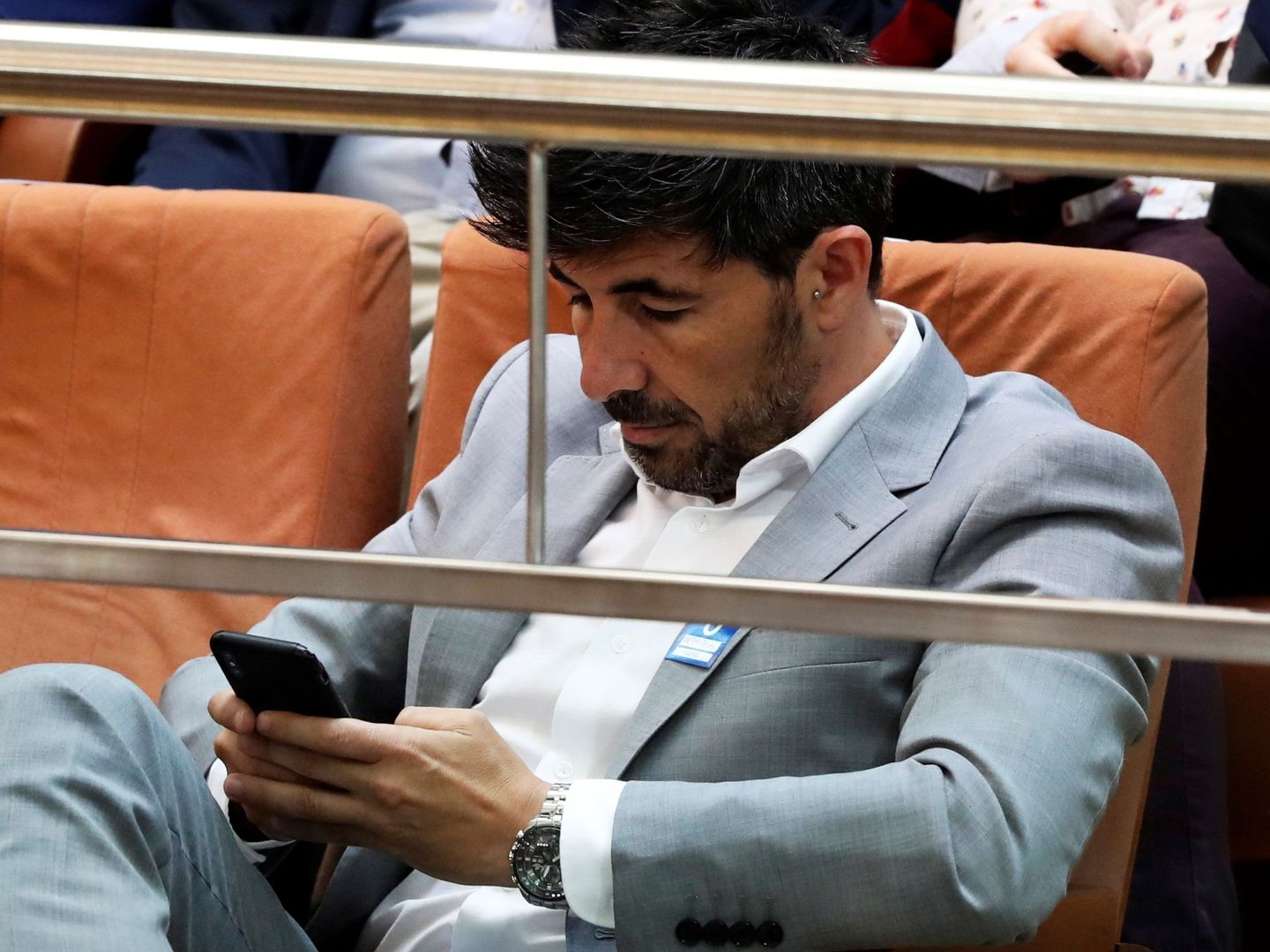 Jairo Alonso, pareja de Isabel Díaz Ayuso, en la tribuna de invitados de la Asamblea de Madrid. (EFE)