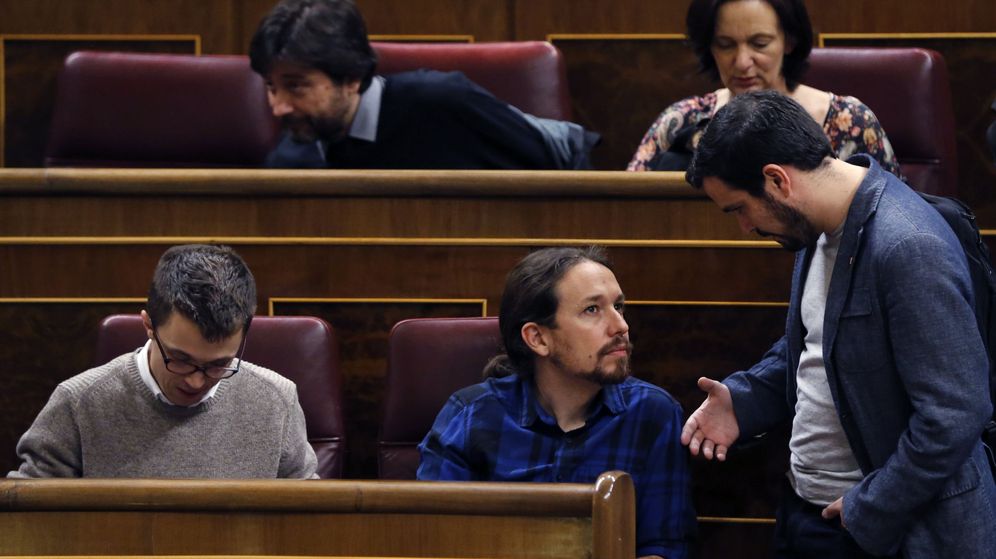 Foto: El diputado de IU, Alberto Garzón (d) conversa con el líder de Podemos, Pablo Iglesias, durante el pasado pleno del Congreso. (EFE)