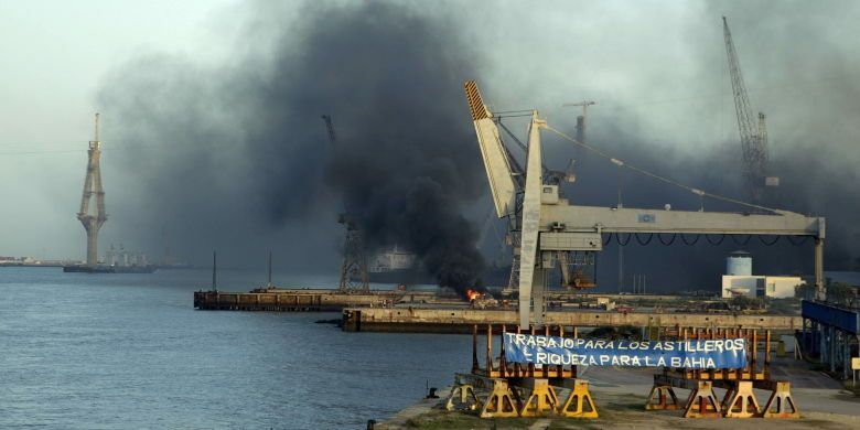 Extrabajadores de Navantia prenden fuego a neumáticos en los astilleros de Cadiz. (EFE)