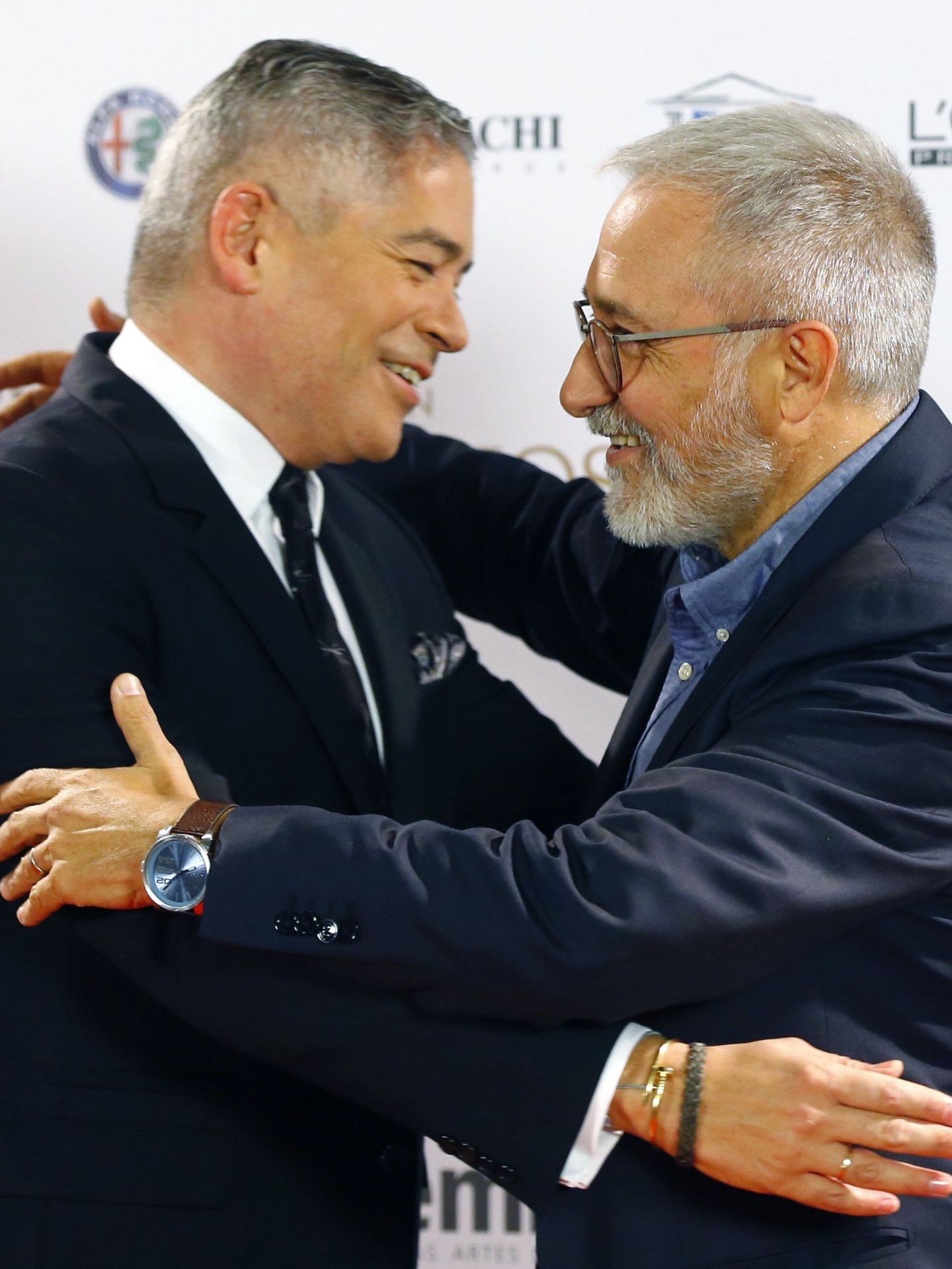 Javier Sardá saluda a Boris Izaguirre a su llegada a la ceremonia de entrega de los XIX Premios Iris de la Academia de Televisión. (EFE)