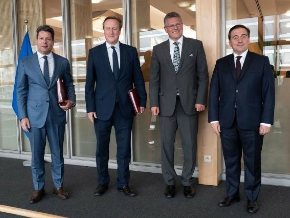 Foto: De izquierda a derecha: Fabian Picardo, David Cameron, Maros Sefcovic y José Manuel Albares. (Europa Press/Comisión Europea)