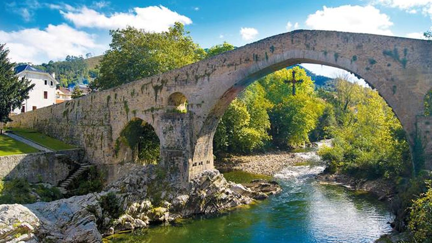 Cangas de Onís, su puente y su cruz. (Foto: Turismo de Asturias)