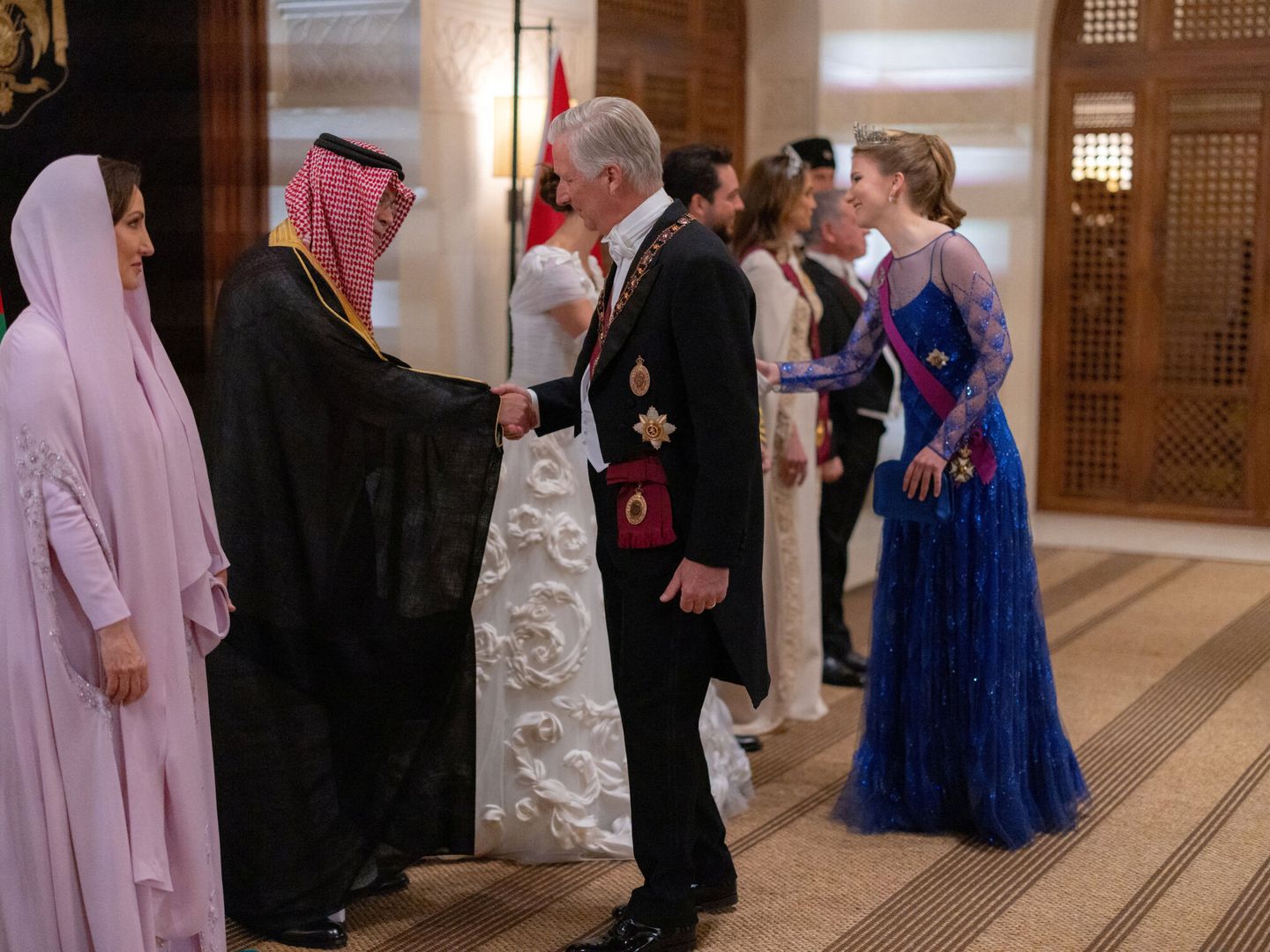 Los padres de Rajwa saludando al rey de Bélgica en la boda de su hija. (Reuters)