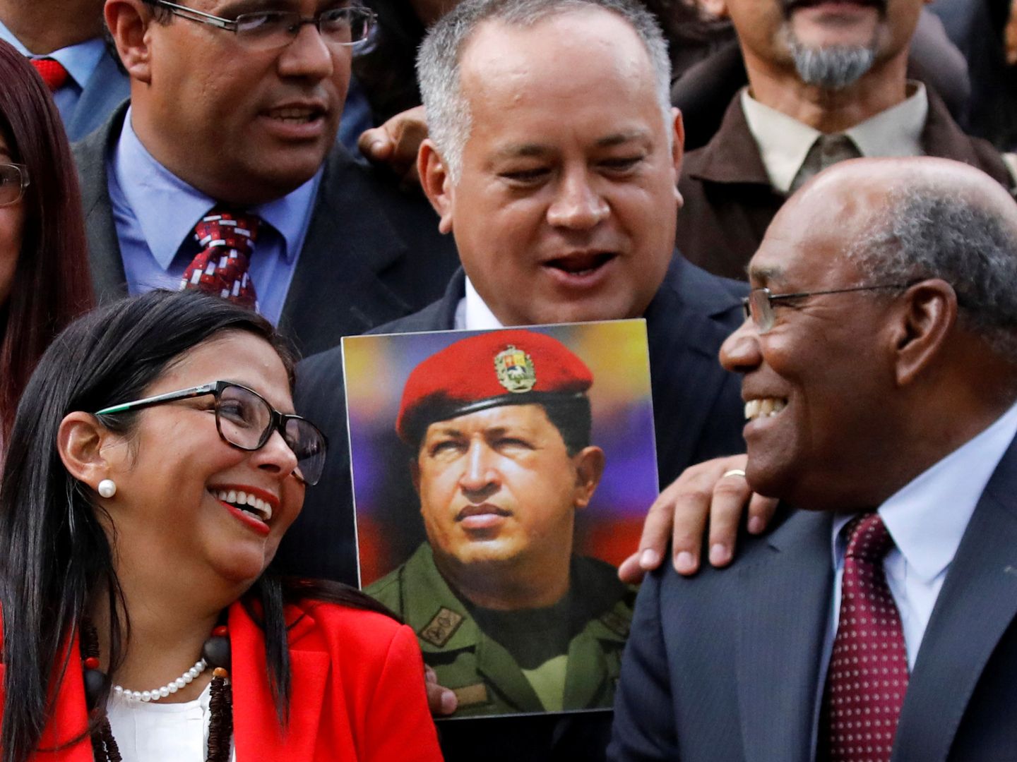 Diosdado Cabello, sujetando una foto de Chávez junto a la vicepresidenta de Venezuela, Delcy Rodríguez. (Reuters)