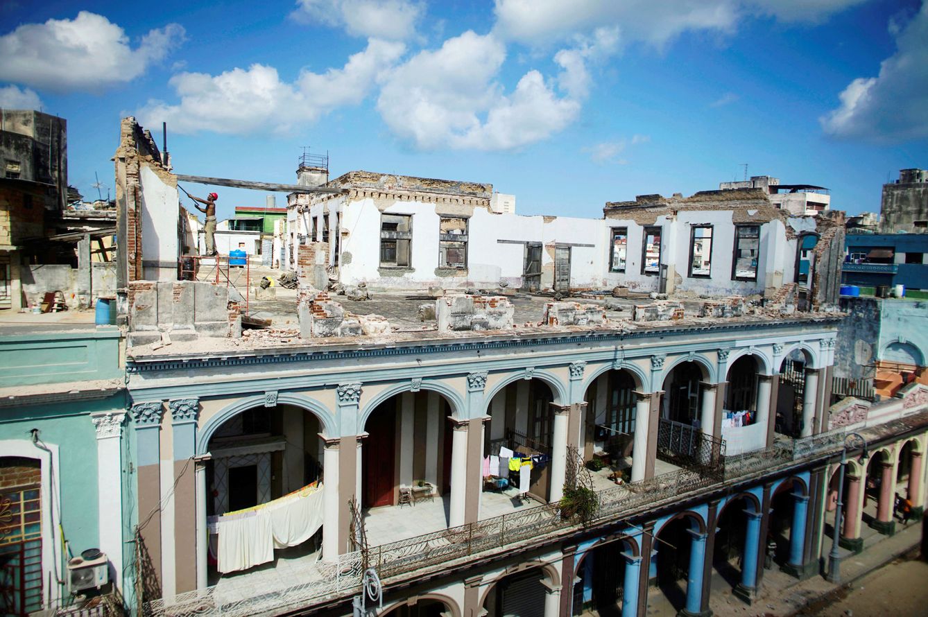 Un hombre trabaja en la reparación de un tejado derruido por el paso del huracán Irma en el centro de La Habana, en septiembre de 2017. (Reuters)