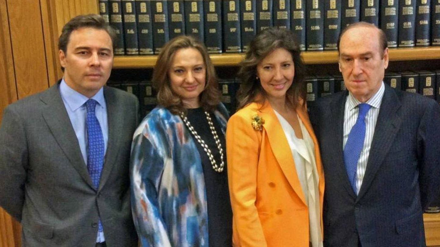 El presidente de El Corte Inglés, Dimas Gimeno, las hijas de Isidoro Álvarez, Marta y Cristina, y Florencio Lasaga. (Fundación Ramón Areces)