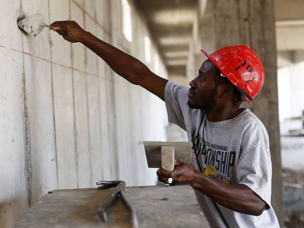 Foto: Un inmigrante, trabajando en la construcción. (EFE)
