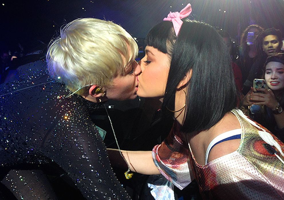 Foto: El beso entre Miley Cyrus y Katy Perry