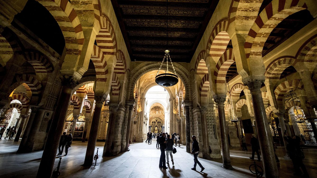 Foto: Turistas recorren los pasillos de la Mezquita-Catedral de Córdoba. (EFE)