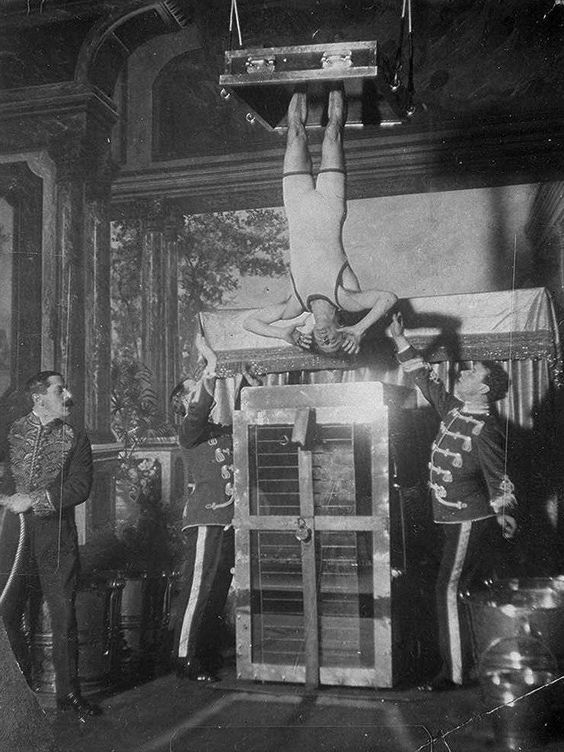 Harry Houdini tardó varios años en llevar la celda de tortura acuática a los escenarios por la complejidad del truco (Wikimedia)
