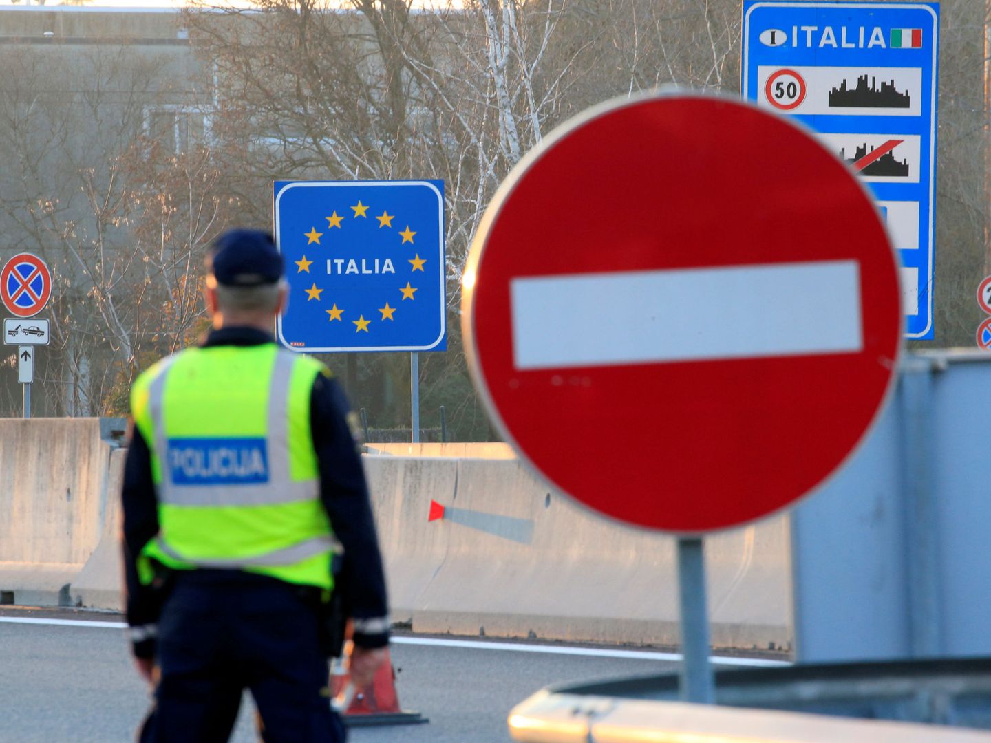 Un policía frente a la frontera italiana. (Reuters)