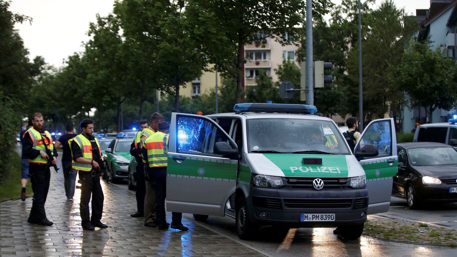 Foto: La policía asegura una calle cerca del lugar de uno de los tiroteos en Múnich (Reuters)