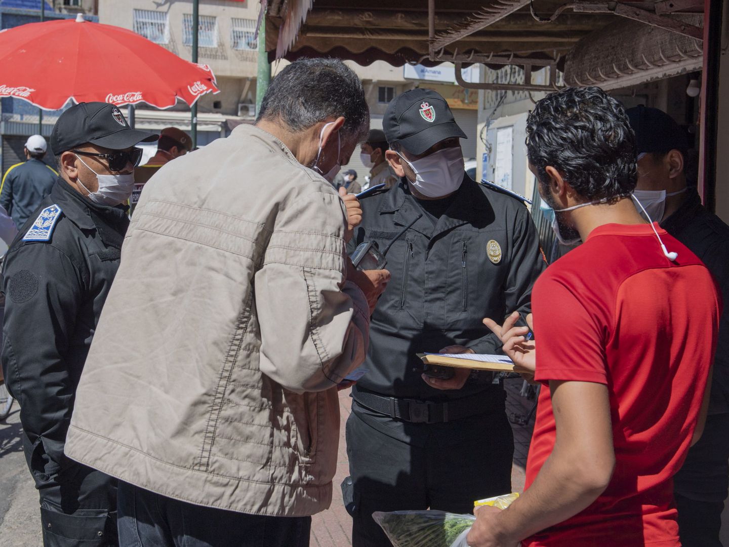 La policía marroquí discute con unos viandantes que se han saltado el toque de queda. (EFE)