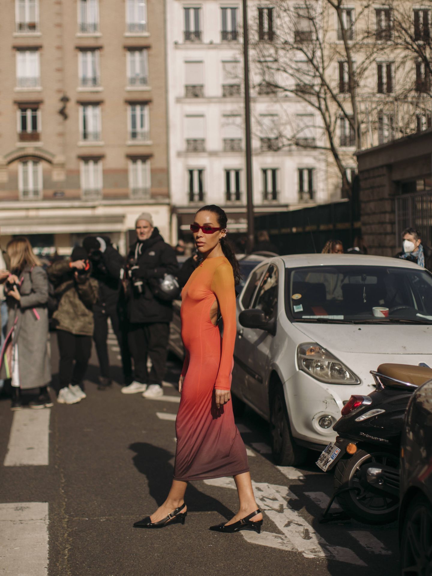 Una editora de moda con un vestido de Courrèges. (Launchmetrics Spotlight)