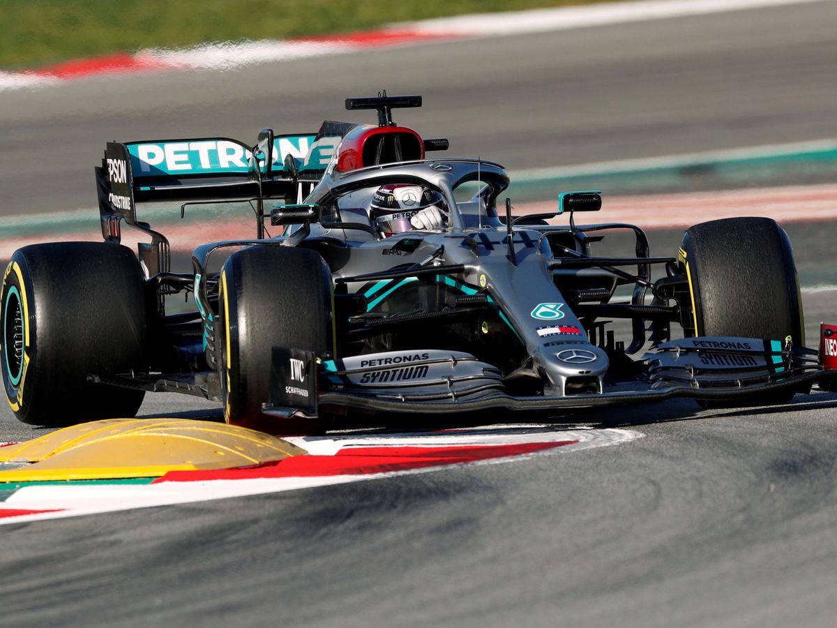 Foto: Lewis Hamilton al volante del Mercedes durante los test de Barcelona. (Reuters)