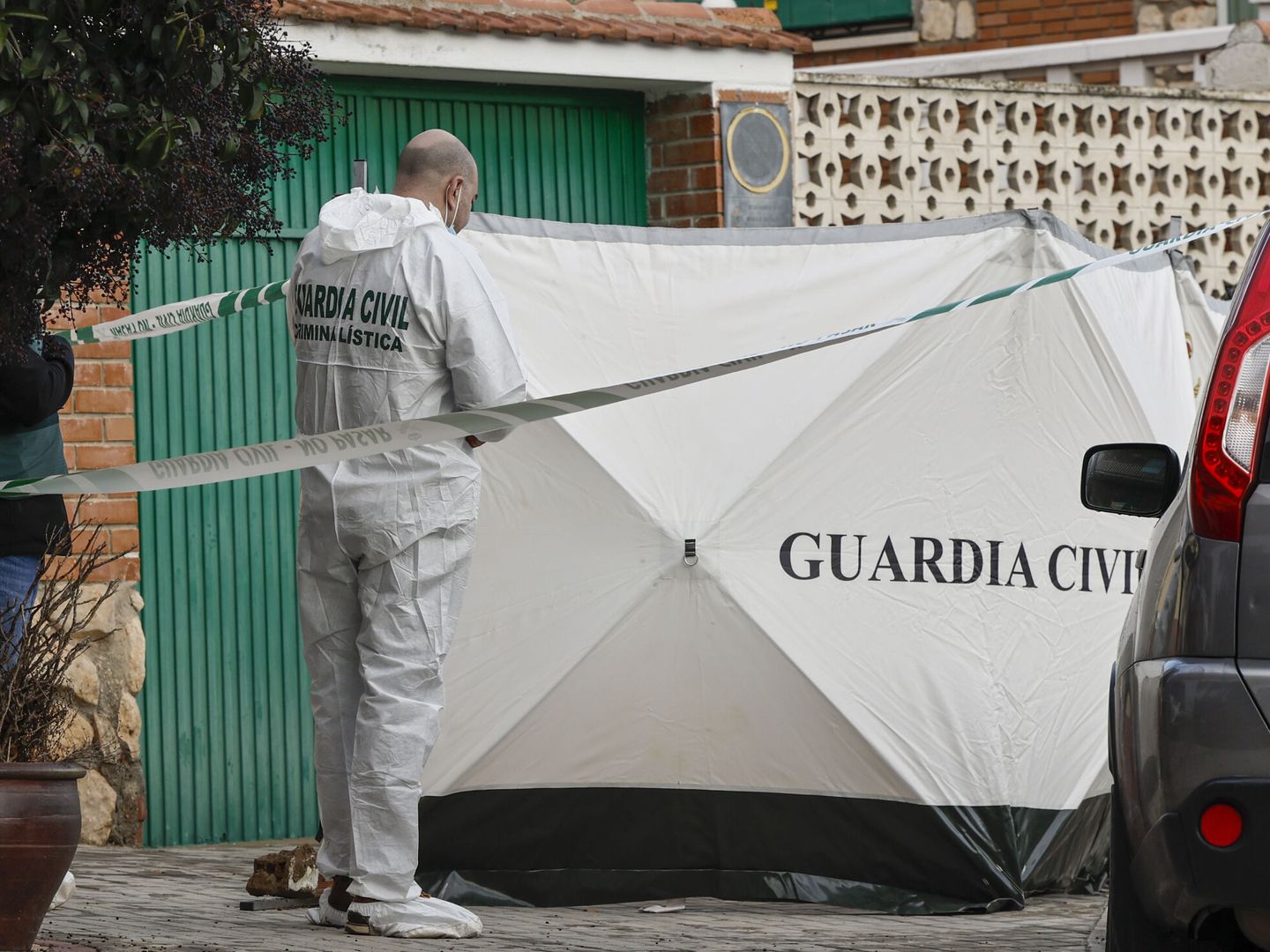 La Guardia Civil, en las inmediaciones de la casa de los tres hermanos muertos. (EFE/Sergio Pérez)