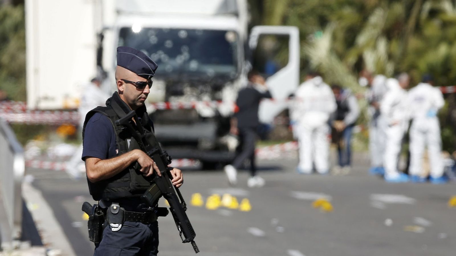 Foto: La policía custodia el camión del atentado en Niza. (Reuters)