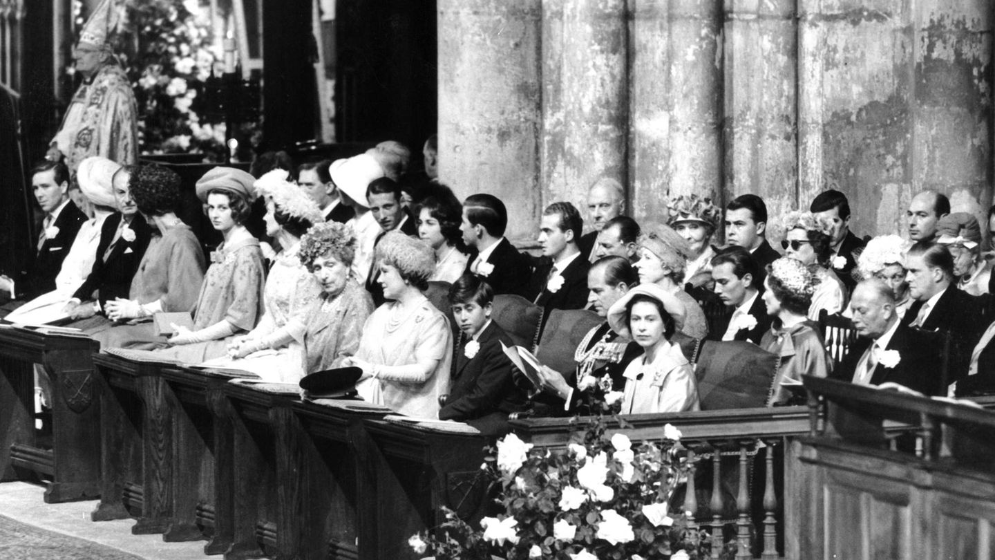 Doña Sofía, en segunda fila, rodeada por Harald de Noruega, su hermano y don Juan Carlos. (CP)