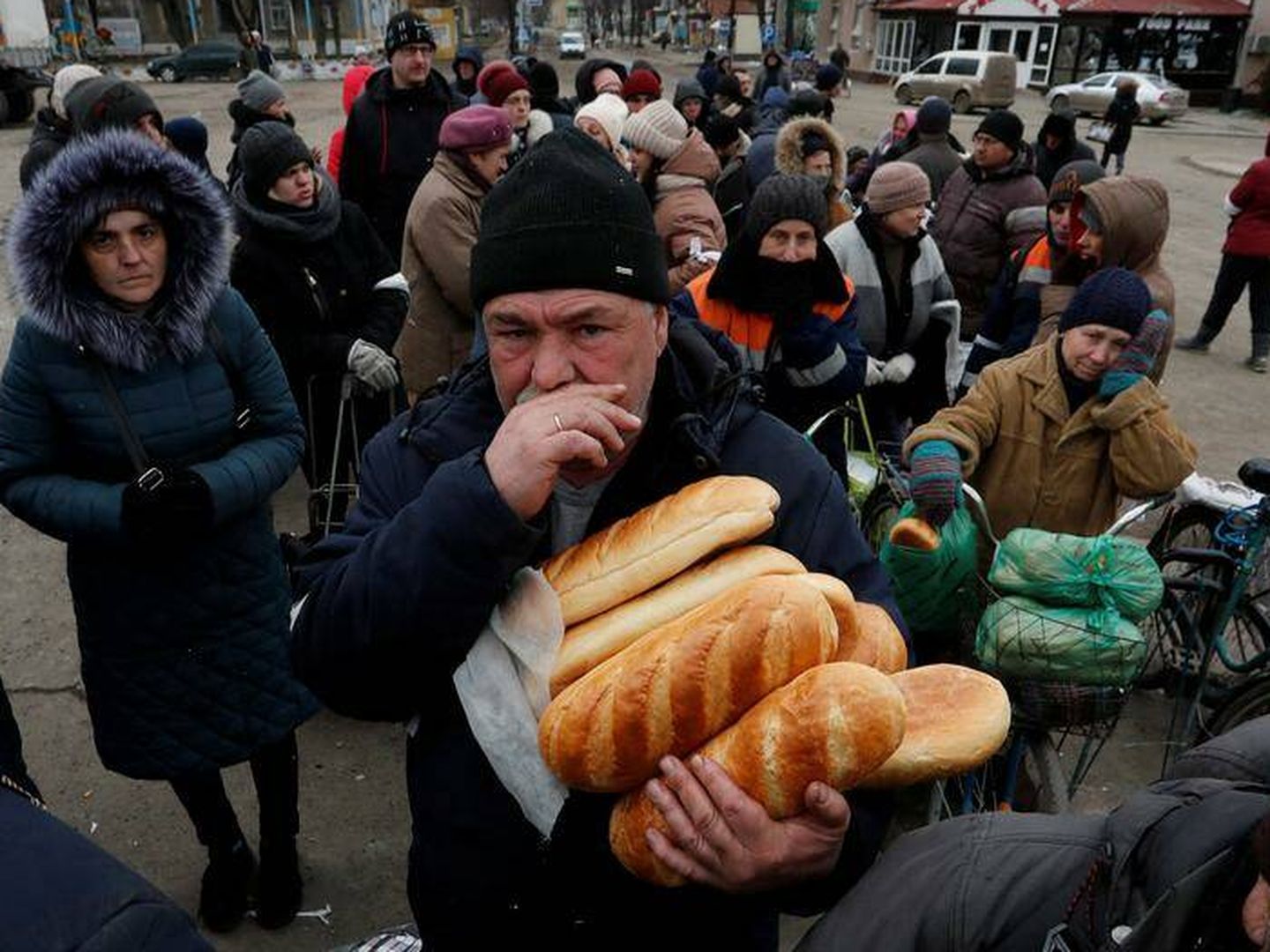 La población de la ciudad de Volnovakha, controlada por las tropas rusas, hace cola para recibir alimentos. (Reuters/Alexander Ermochenko)