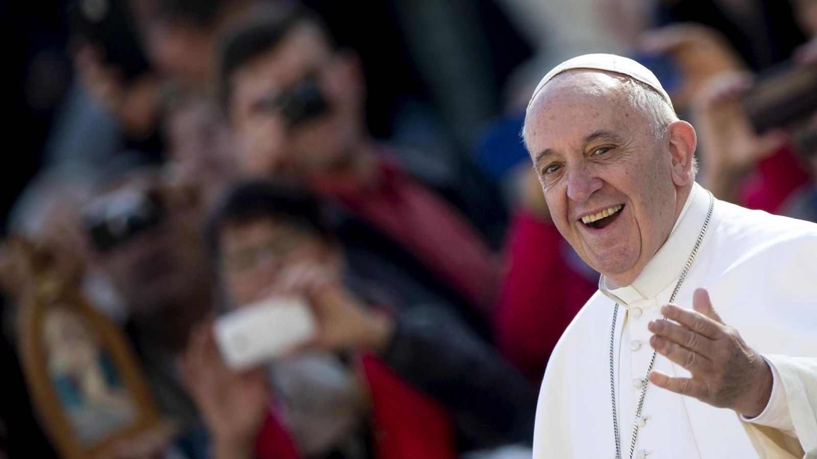 Foto: El Papa Francisco saluda a los fieles. (EFE)