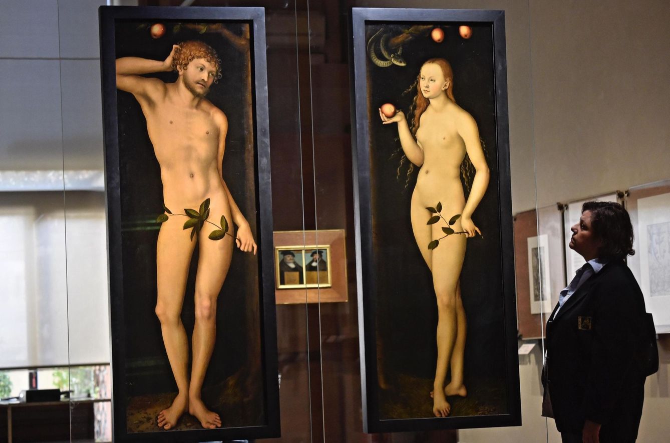Una mujer observa la obra 'Adán y Eva', de Lucas Cranach el Viejo en Florencia. (Efe)