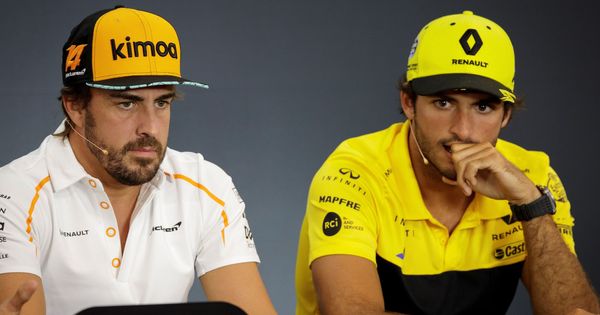 Foto: Fernando Alonso y Carlos Sainz en la comparecencia de prensa del Gran Premio de Bélgica. (Efe)