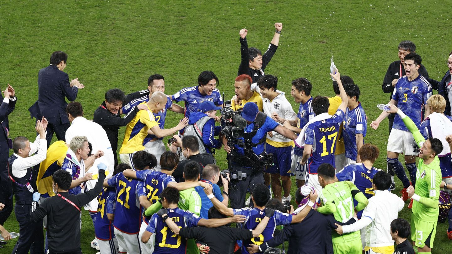 La selección japonesa celebra el triunfo ante España en el Mundial de Qatar 2022.