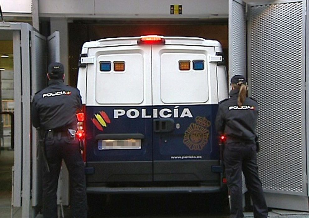 Foto: Un furgón de Policía a las puertas de la Audiencia Nacional (Efe)