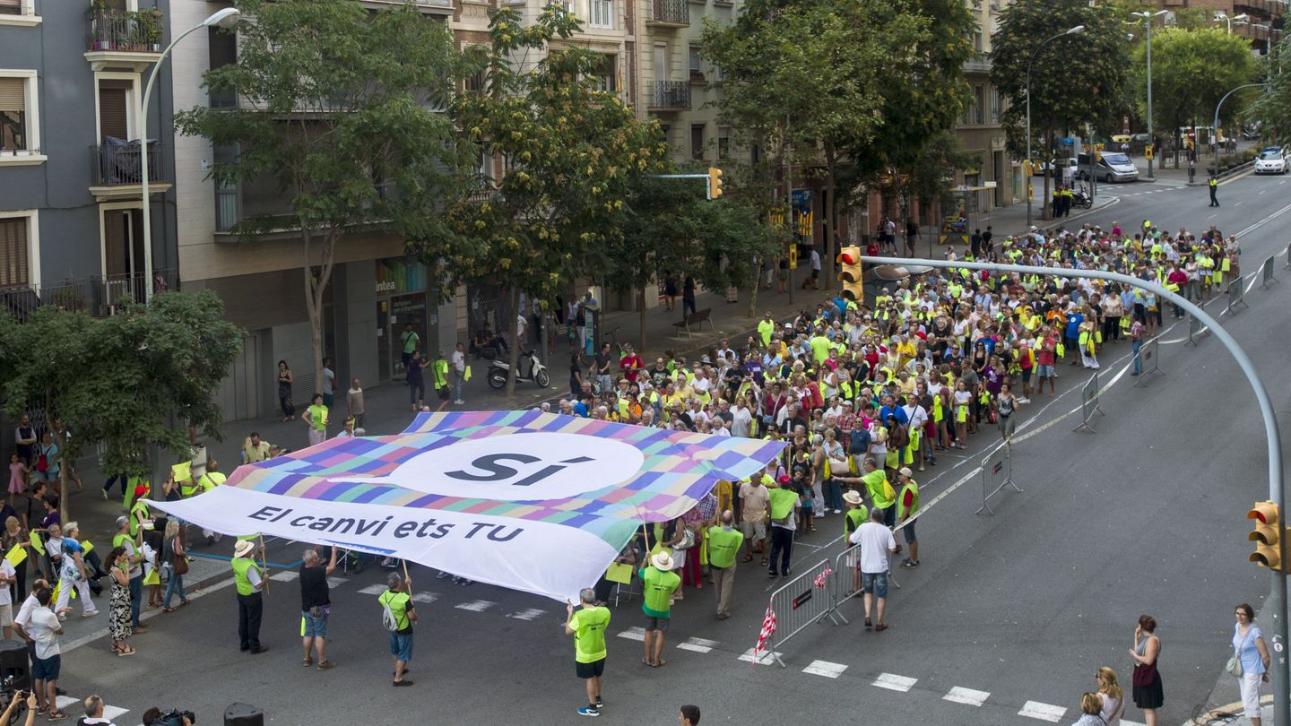 Simpatizantes de la ANC participan en el ensayo de la manifestación de la próxima Diada en Barcelona.